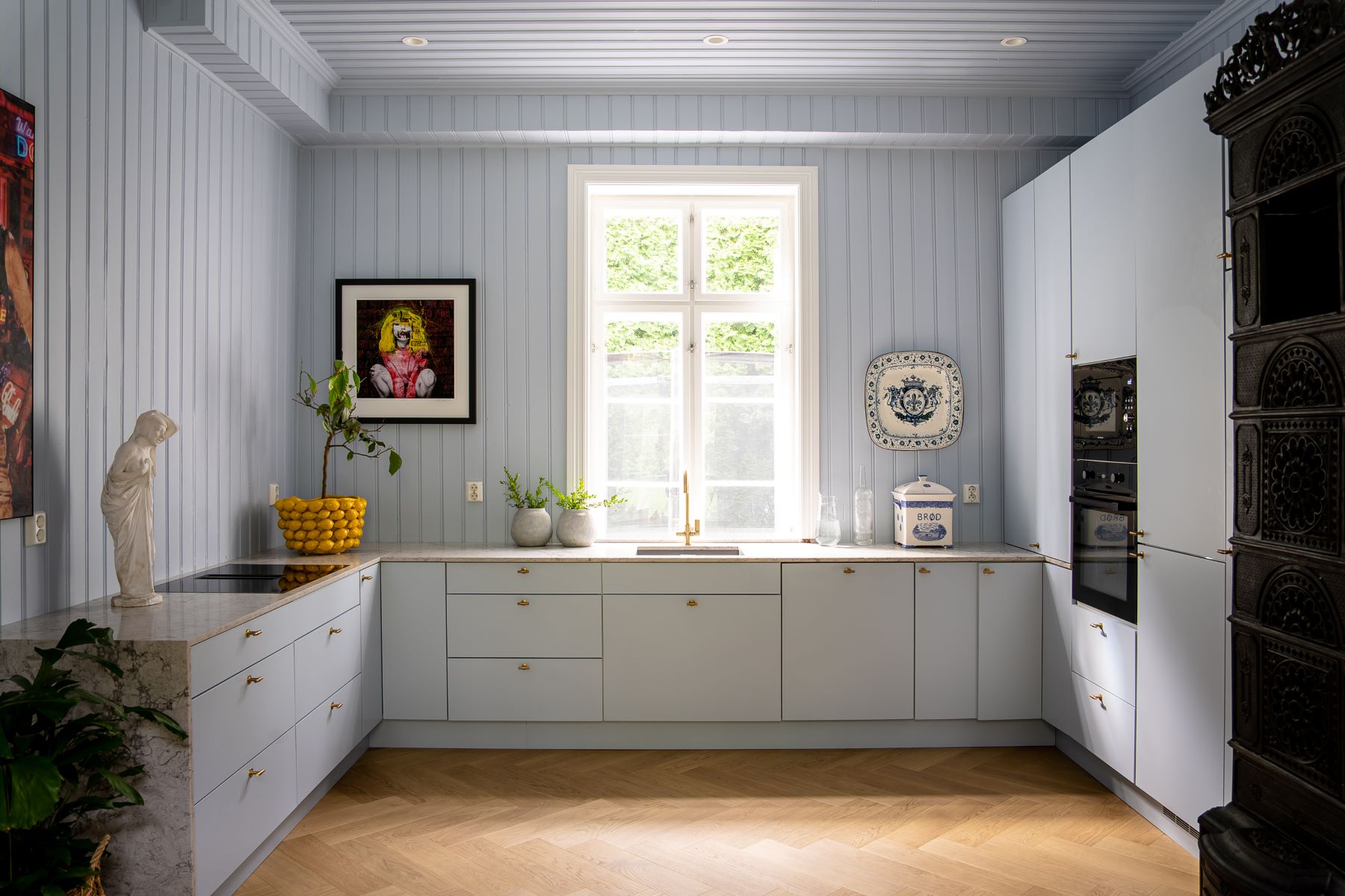 Nytt kjøkken hos Karianne Amlie, som vi produserte i egen fabrikk med maling fra Akzo Nobel.