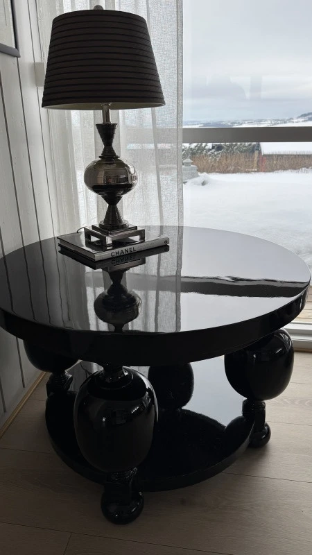 Sprøytemalt tebord antikk